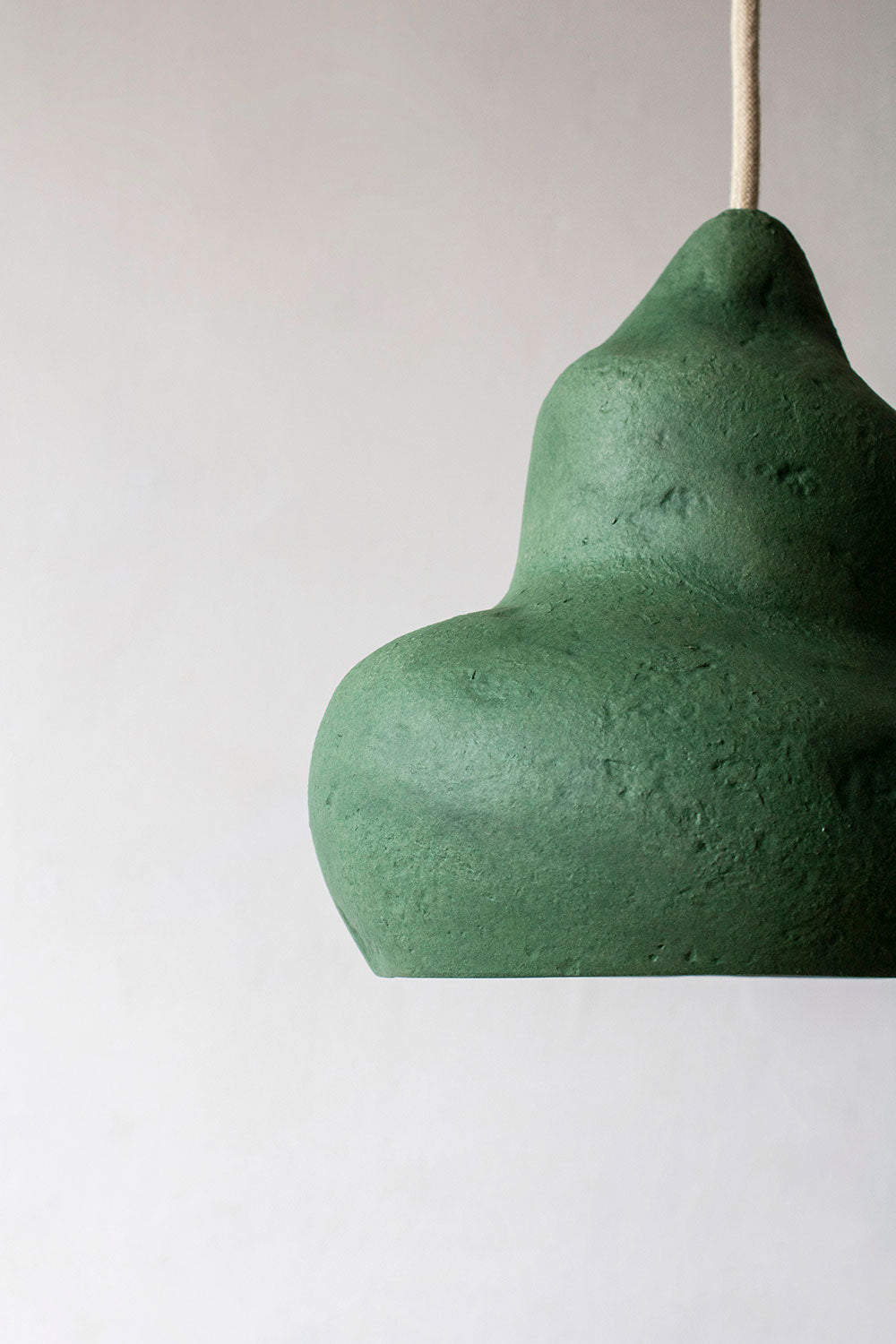 Afrodita – lámpara colgante escultural de papel maché