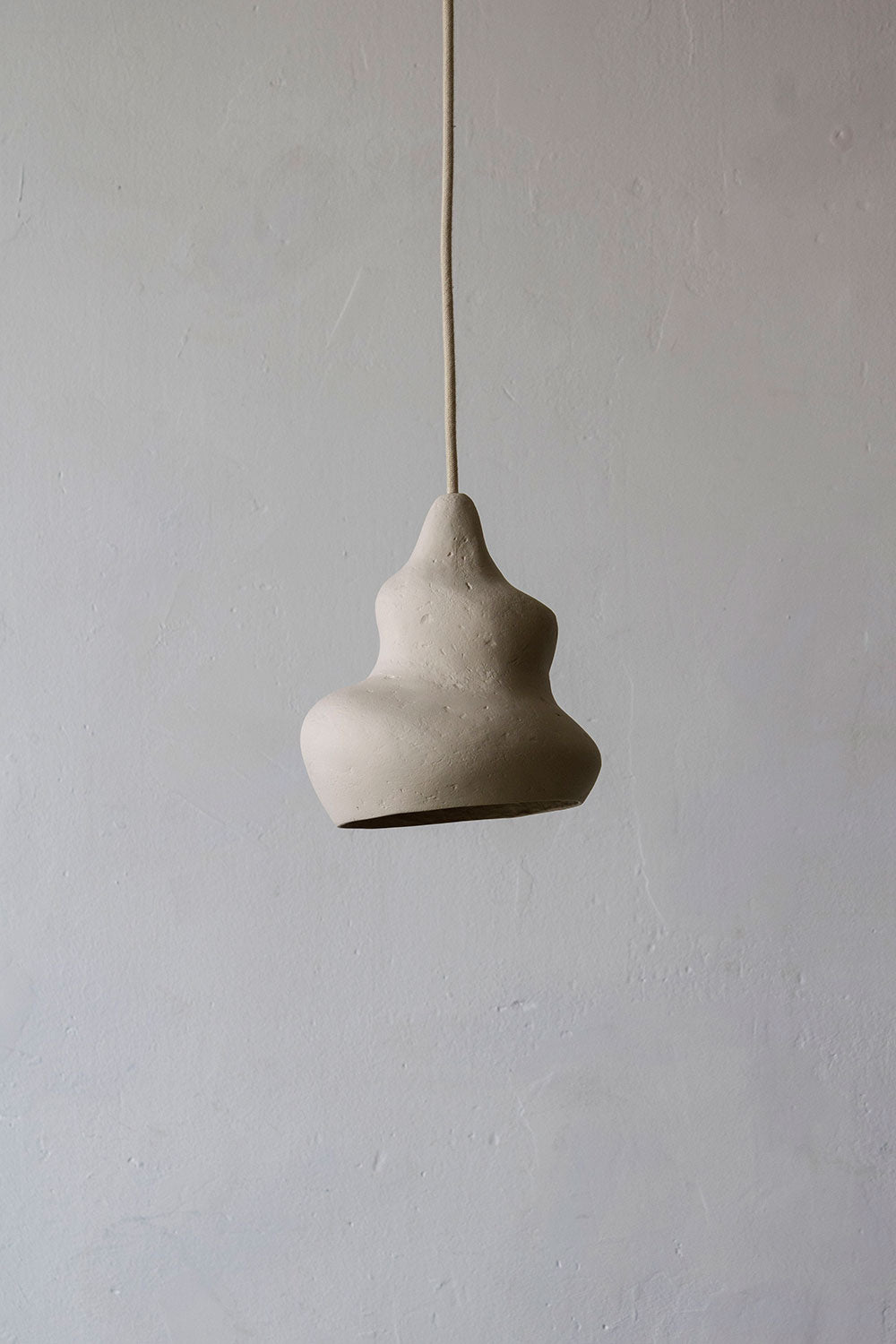Afrodita – lámpara colgante escultural de papel maché