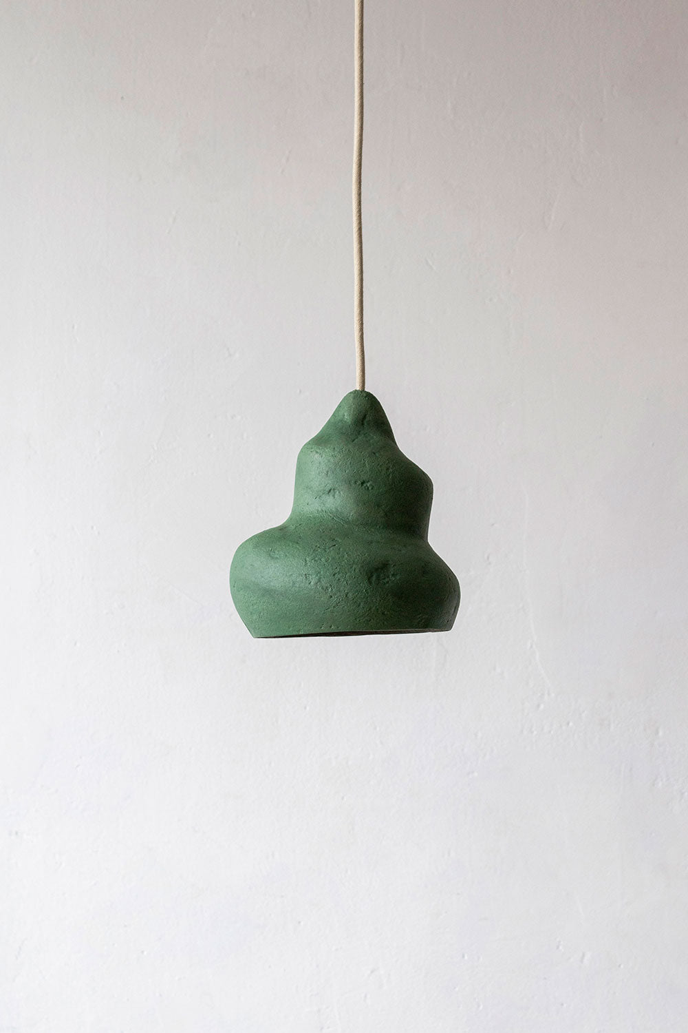 Afrodita – lámpara colgante escultural de papel maché