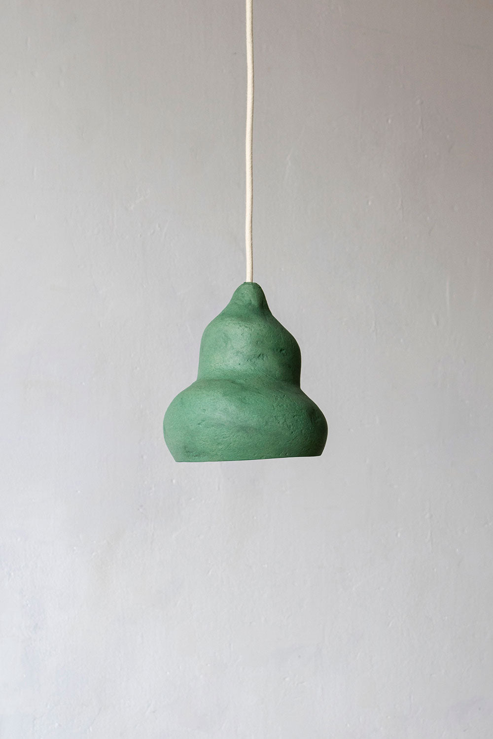 Afrodita – lámpara colgante escultural de papel maché
