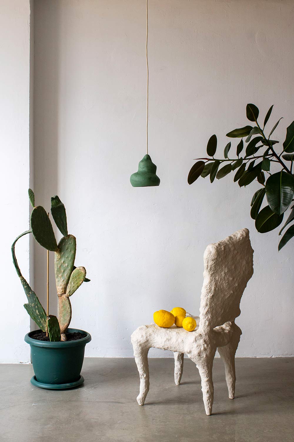 Afrodita – lámpara colgante escultural de papel maché