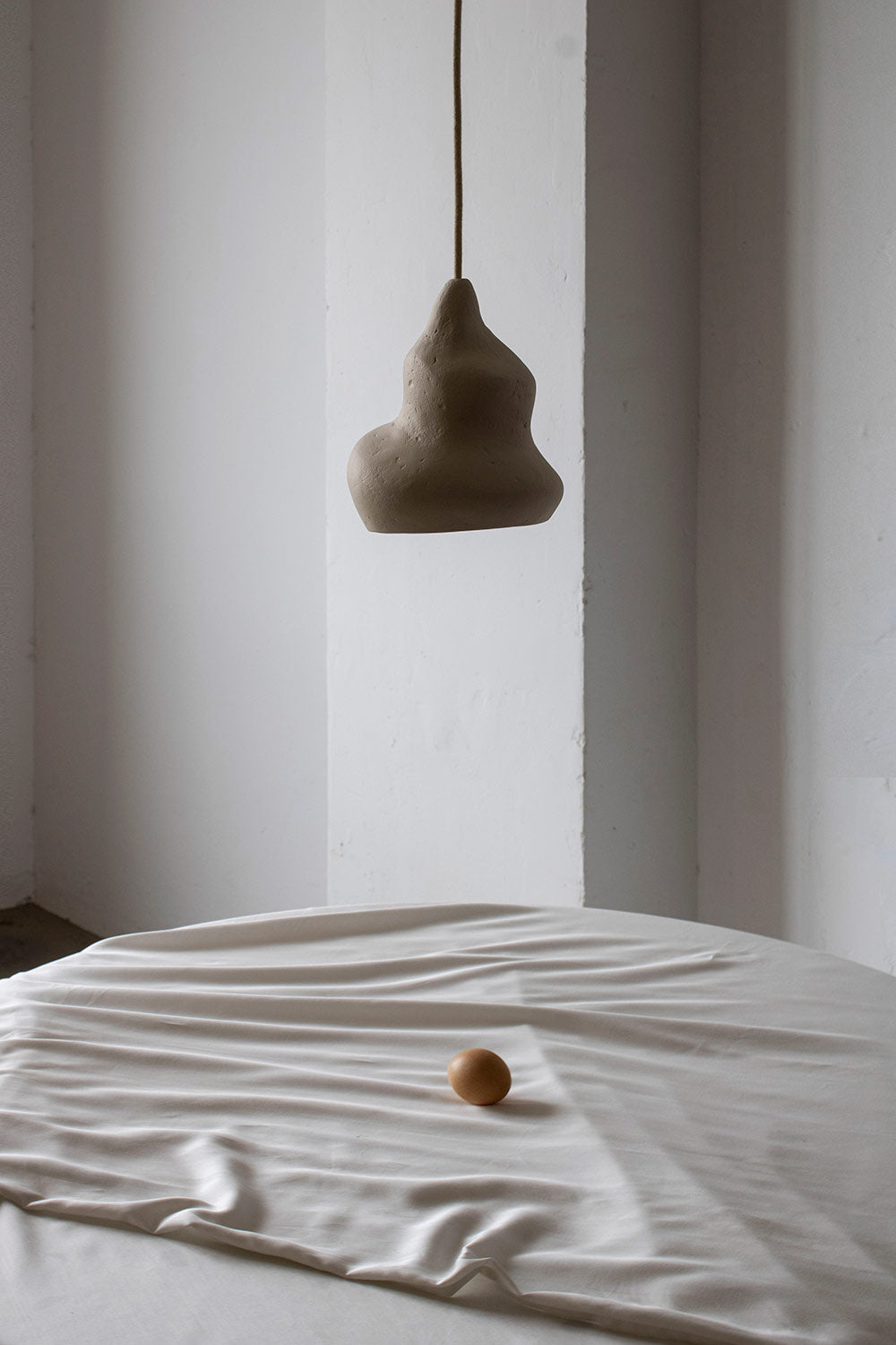 Afrodita – lámpara colgante escultural de papel maché